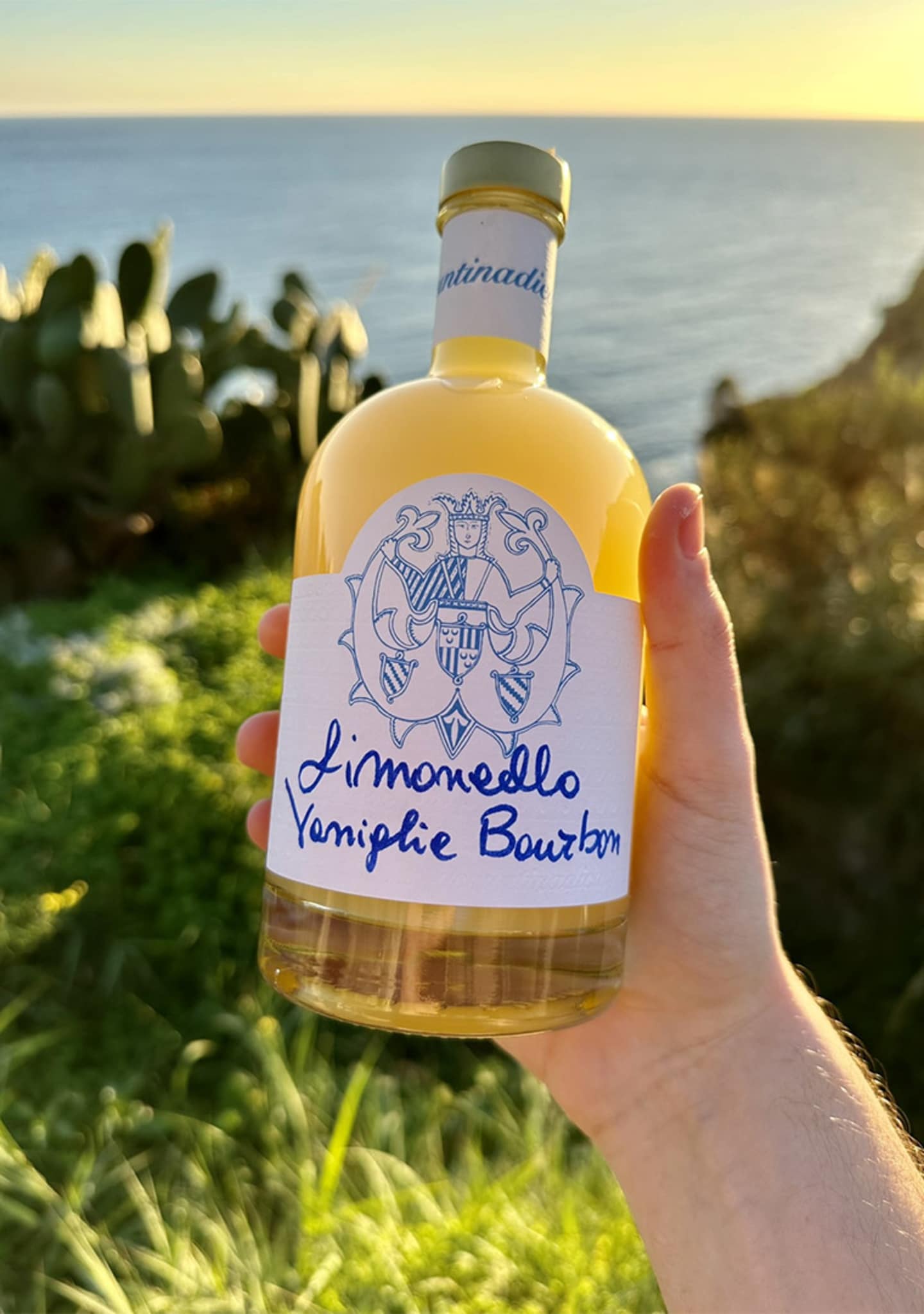 limoncello-vaniglia-bourbon-vanilla-hand-held-assuntina-di-capri