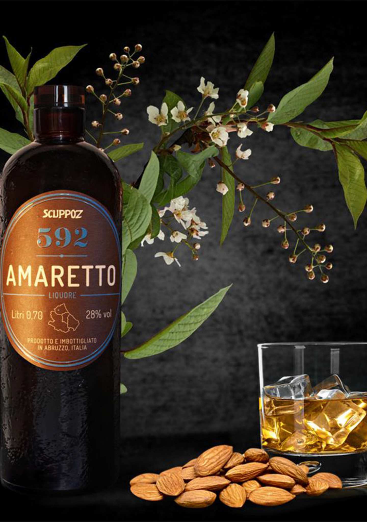 amaretto-592-scuppoz-liquore-base-di-erbe-e-mandorle-amare-abruzzo-con-bicchiere-e-ghiaccio