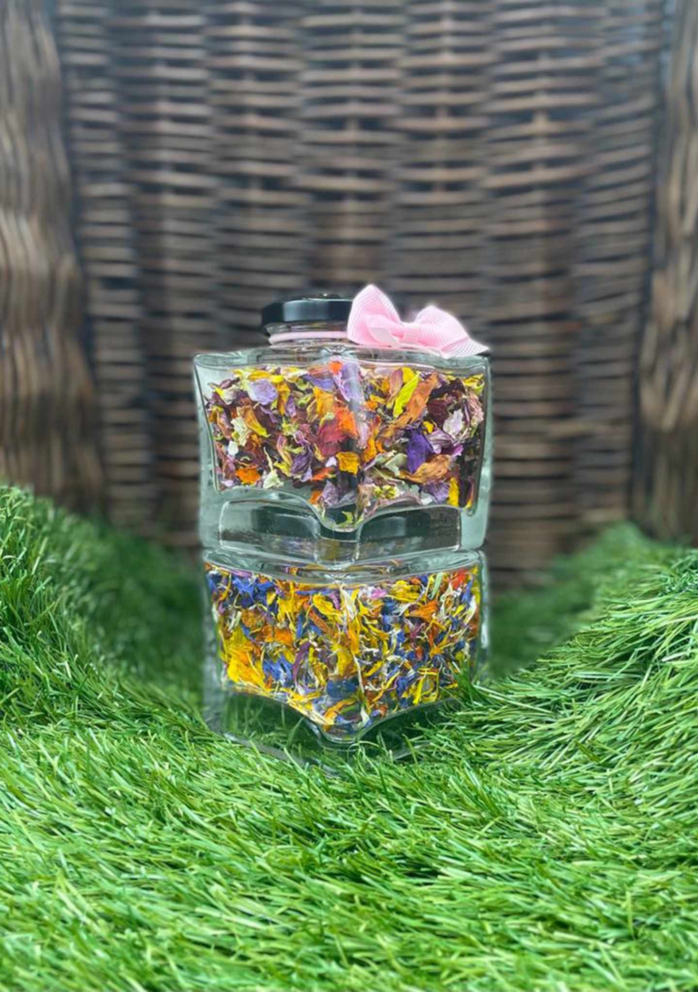 mix-di-petali-di-fiori-vaso-quadrato
