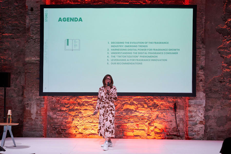 ScentOfTheDigitalAge_002.jpg