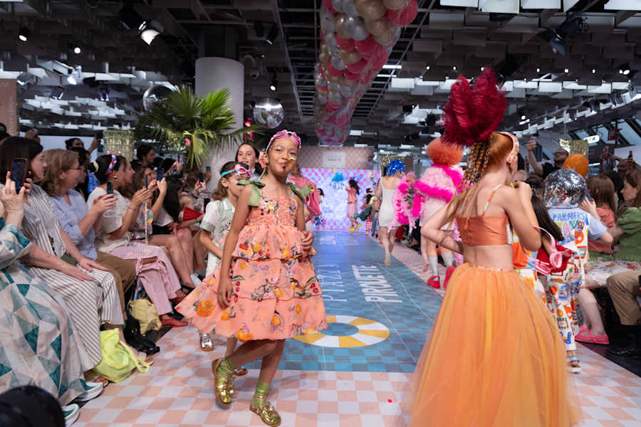 Pirouette_Disco_Pool_Party-Runway-125
