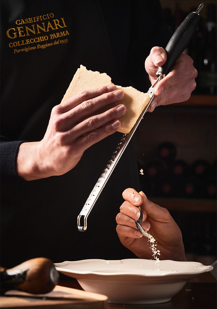 mani-andrea-paolo-grattugiato-parmigiano-reggiano