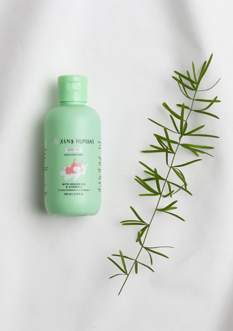 thbaoi04-lr-1_tiny_humans_baby_oil_flatlay_1