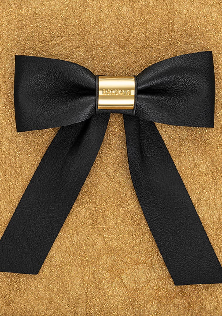BalmainHair_Accessories_LimitedEdition_BarretteBow_FW21_Mood_01_SOCIAL_800x800