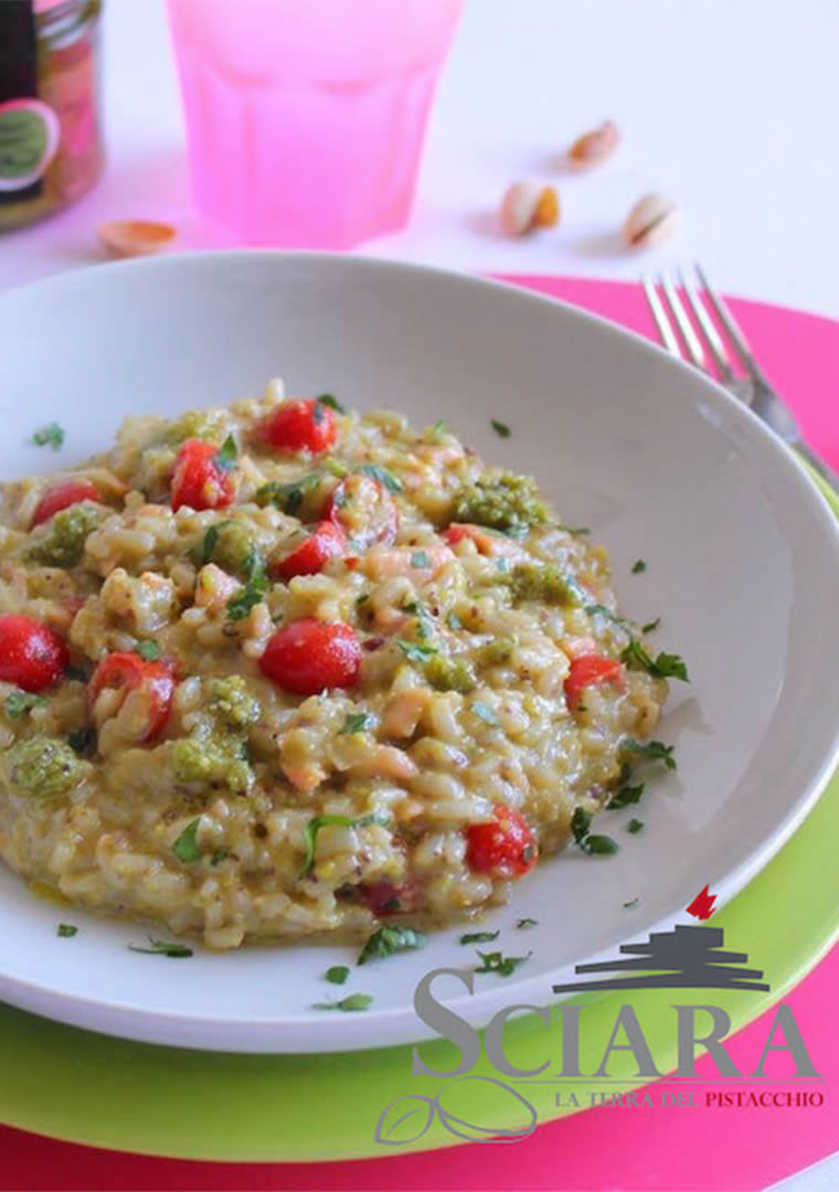 Risotto-con-Salmone-Affumicato_-Pesto-di-Pistacchio-e-Pomodorini---QUADRATO