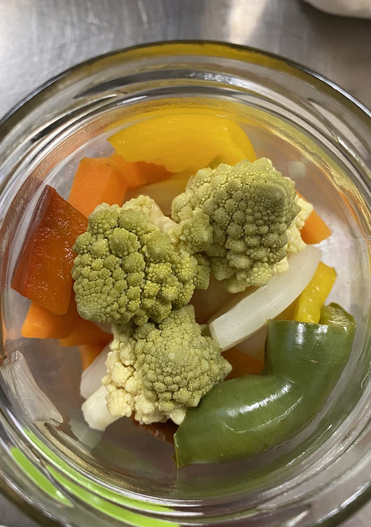 Lavorazione-giardiniera-primo-piano