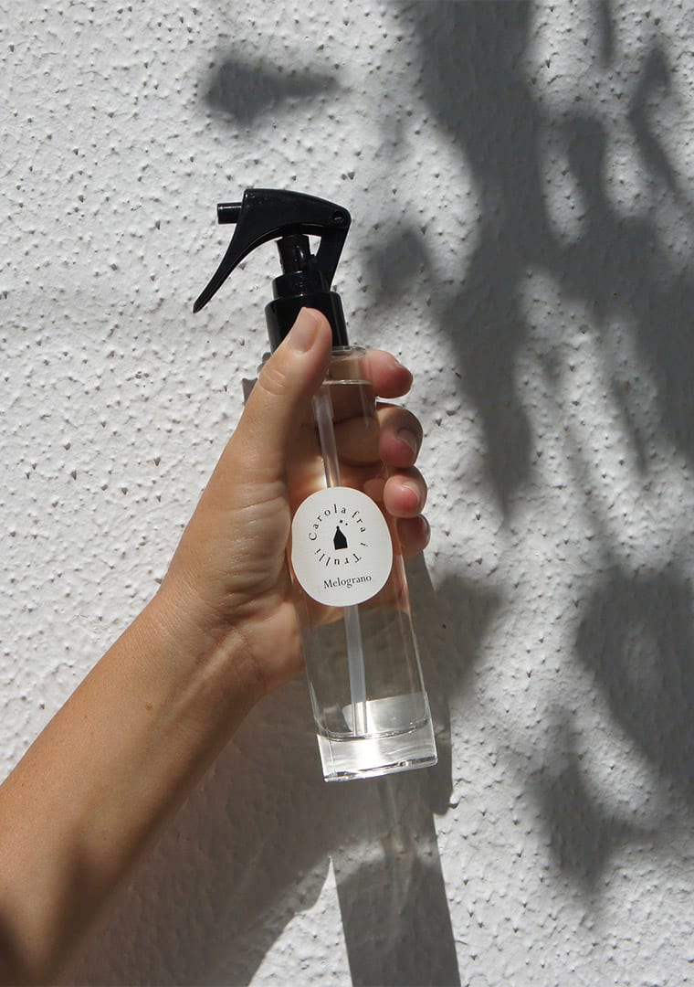8_Carola-fra-i-Trulli-PITTI-FRAGRANZE-2023-Melograno-Spray-hand