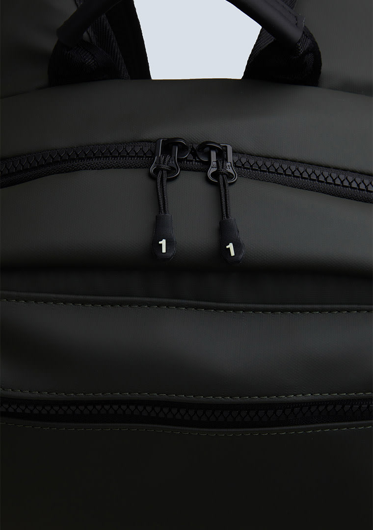 JACK1T_AW24-CLASSIC_TRAVEL_BACKPACK_EMBOSS-OLIVE-D3