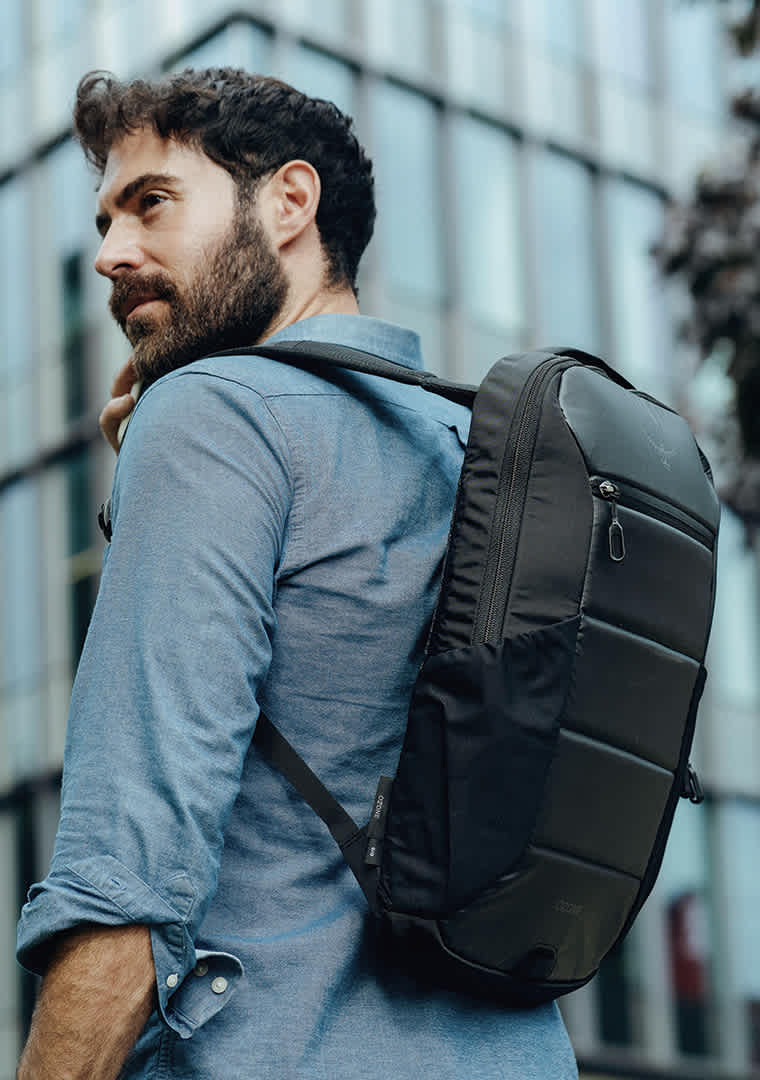 F25_SA101598_Ozone_slim_pack_Black_1