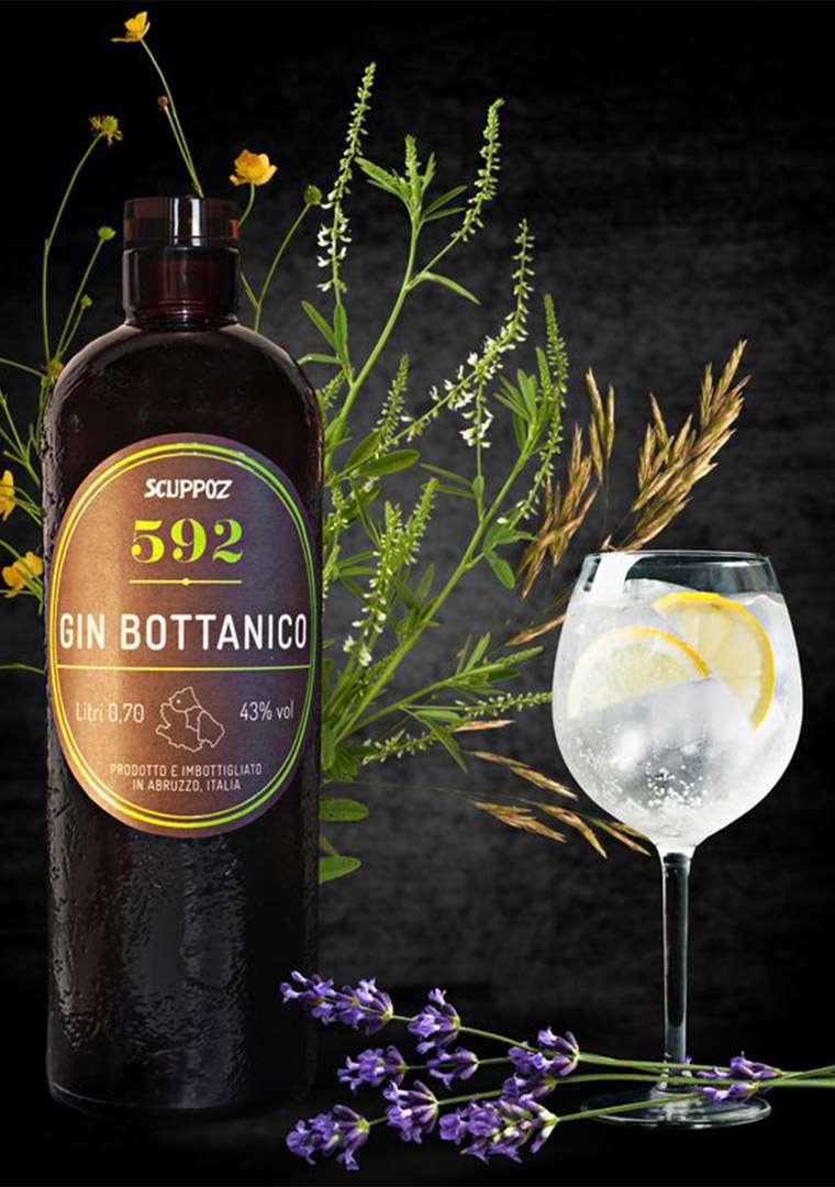 gin-bottanico-592-scuppoz-miscela-di-gin-con-nota-agrumata-di-mandarino-spezie-con-erbe-profumate-abruzzo-bicchiere-con-ghiaccio