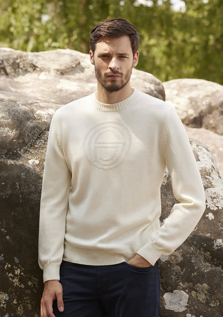 Pull-écru-à-col-rond-à-manches-longues