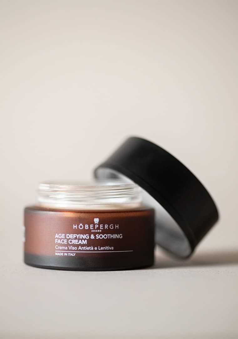 HöbePergh_AGE-DEFYING-and-SOOTHING-FACE-CREAM_02