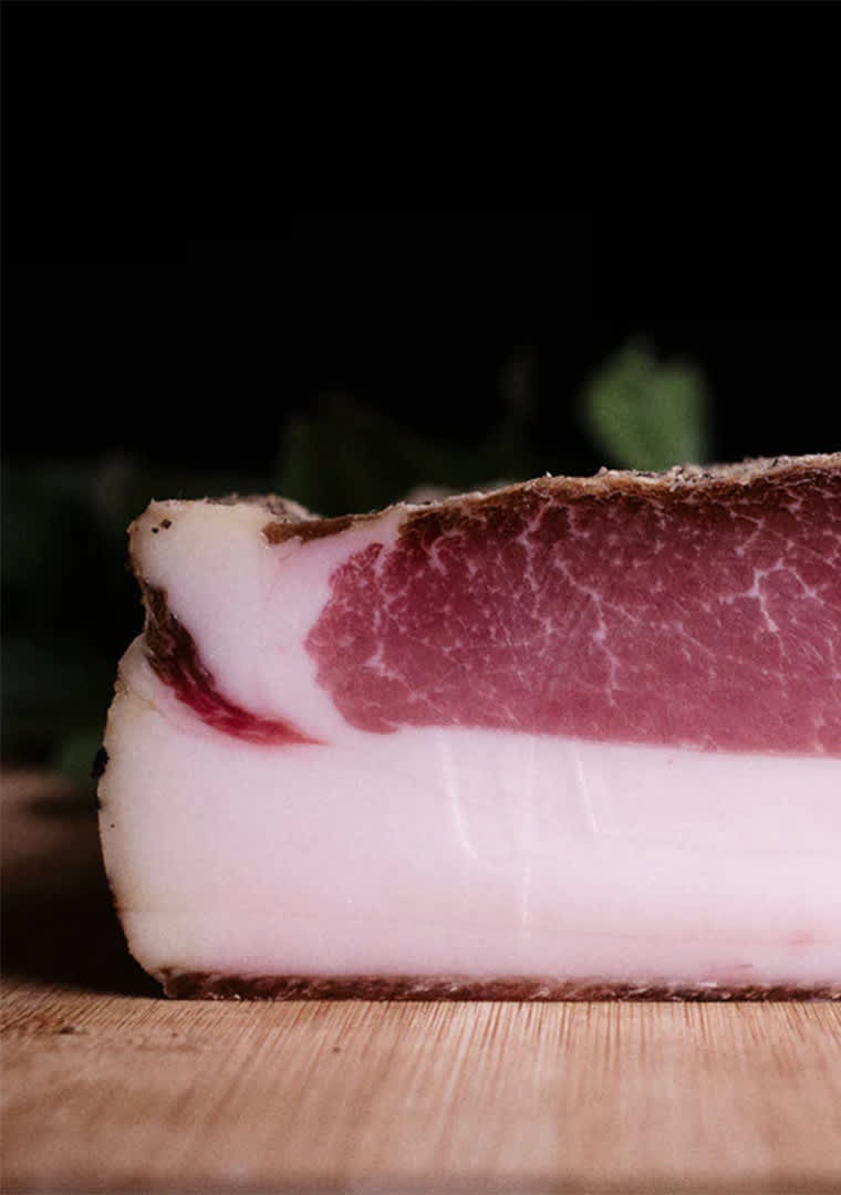 Dettaglio_lonza_di_maiale_nero_brado_carne_stagionata_artigianalmente_secondo_tradizione_umbra._vn1jmn