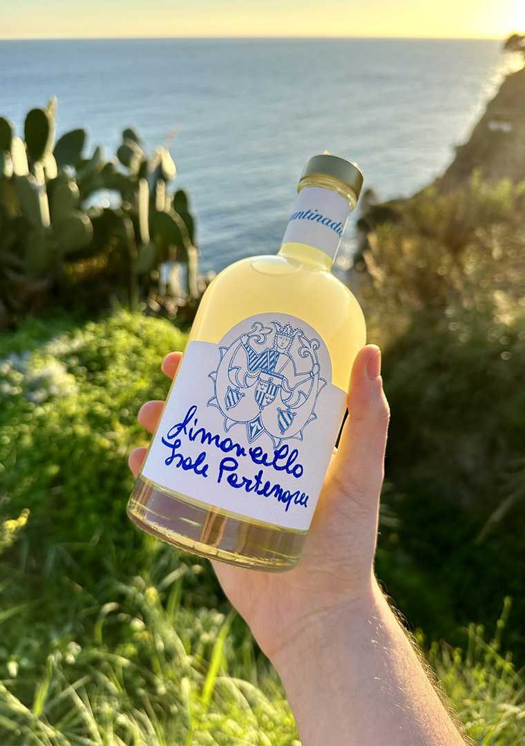 limoncello-classico-capri-isole-partenopee-hand-held-assuntina-di-capri-1