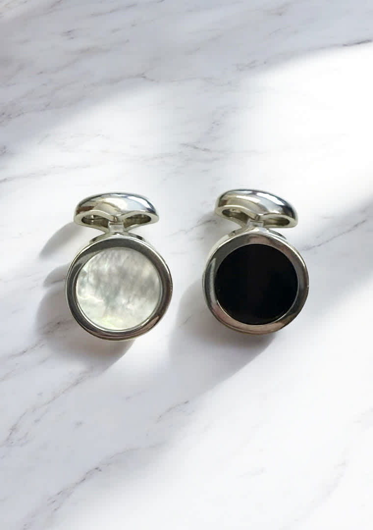 Reverso-Disc-Cufflinks_-Onyx-_-Mother-of-Pearl---C728ON