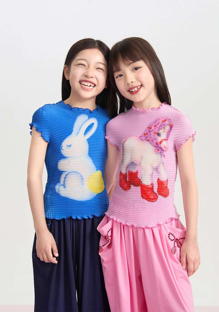 01_SS26392_Duang_Duang_group_blue_pink_top
