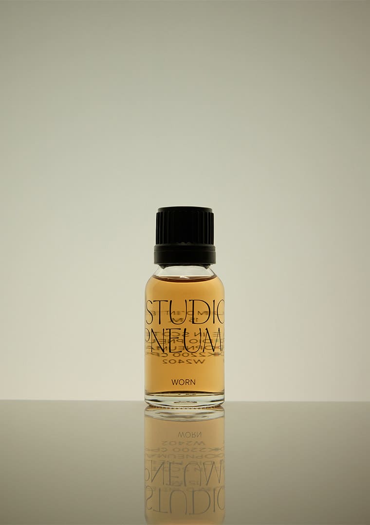 Studio-Pneuma_Worn_Room-Fragrance_15-ml_Pitti